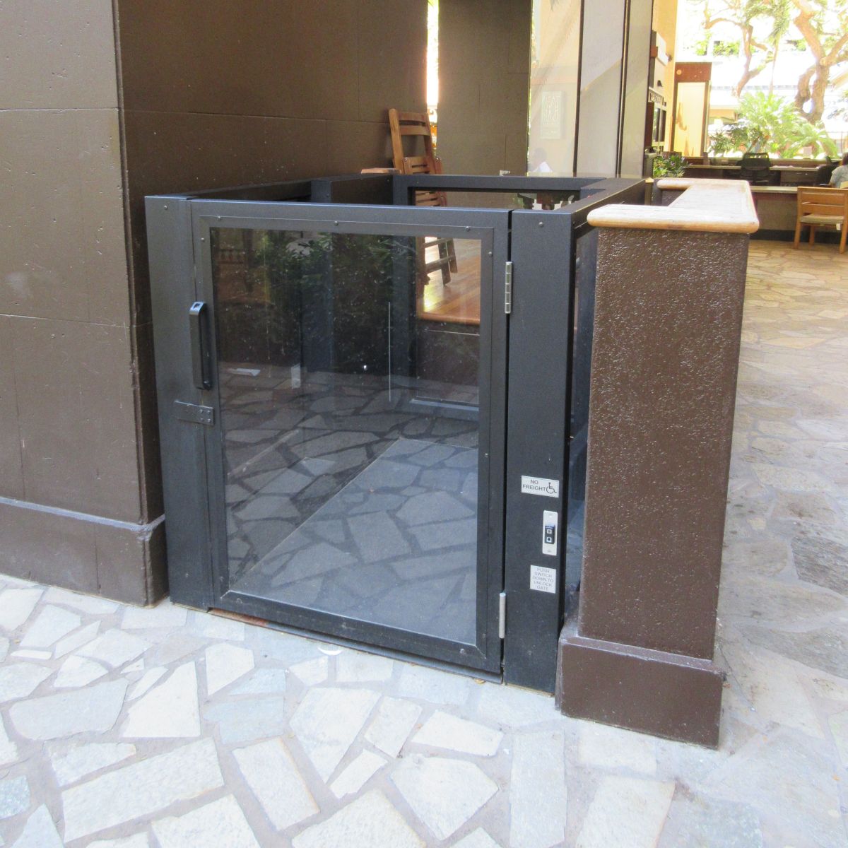 Protege 5442 - Low-Rise Vertical Platform Lift