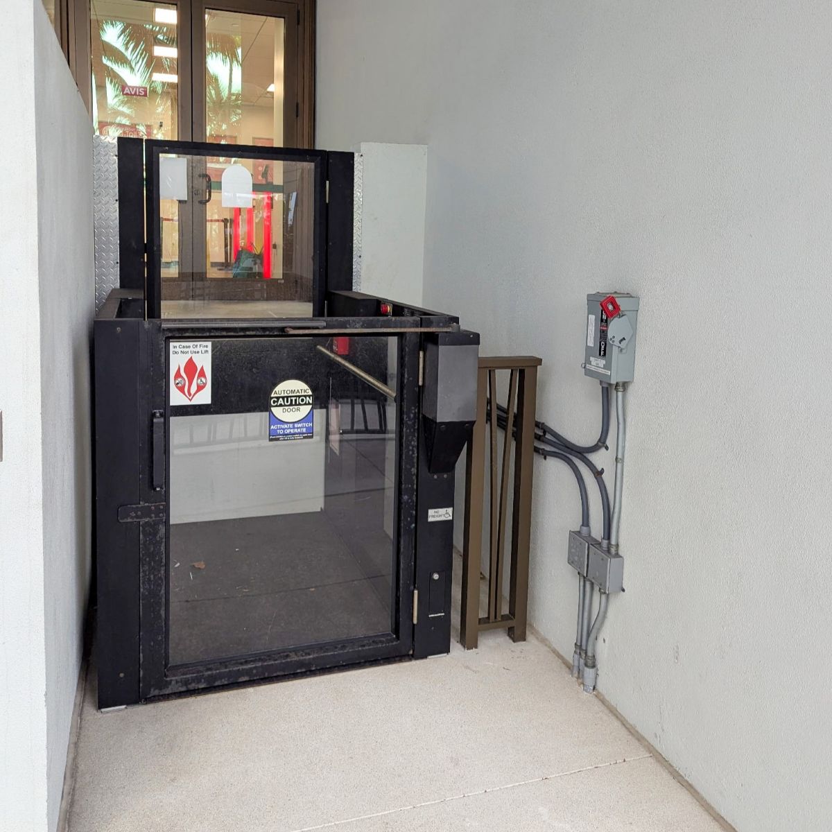 Protege 5442 - Low-Rise Vertical Platform Lift