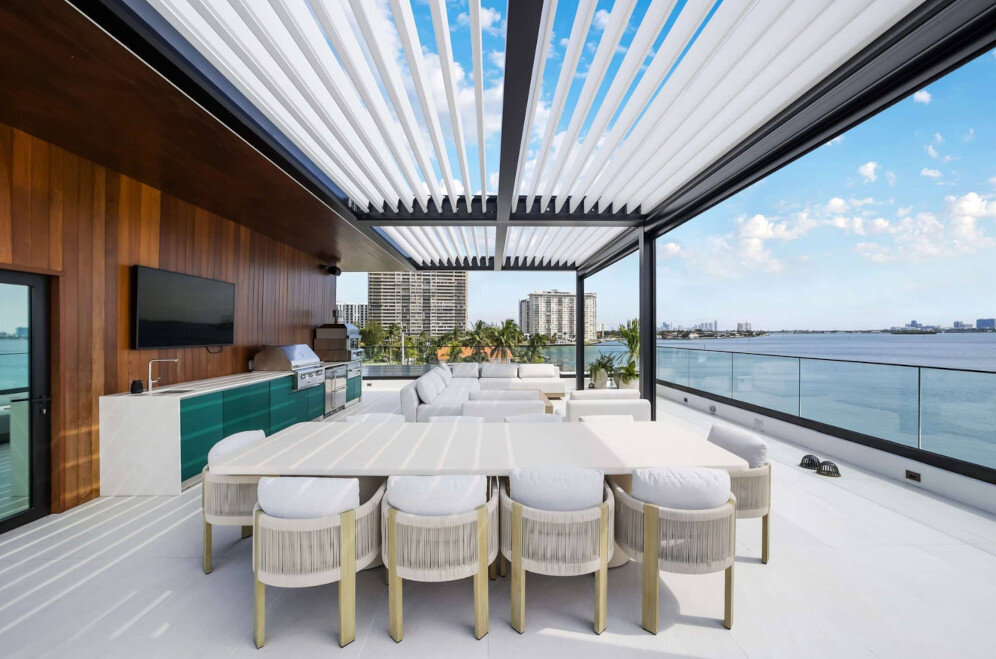 Miami Rooftop Pergola Project: A Two-Zone R-BLADE for Outdoor Kitchen, Dining, and Views